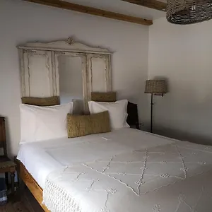 Snug Houseguests , Lisbon Portugal